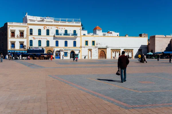 Essaouira Maroko Února 2015 Pose Back Man Walking Square Port — Stock fotografie
