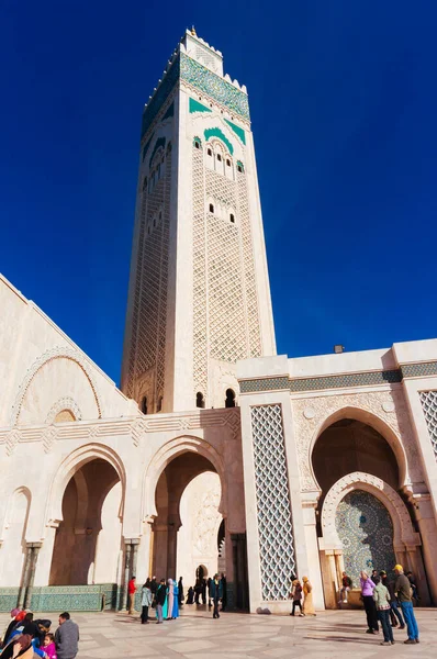 Касабланка Марокко Февраля 2015 Позиция Многих Людей Восхищающихся Мечетью Хасана — стоковое фото