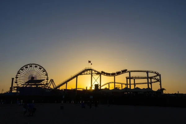 美国加利福尼亚州洛杉矶 2013年5月27日 美国加利福尼亚州圣莫尼卡市日落时拍摄的太平洋公园剪影 — 图库照片