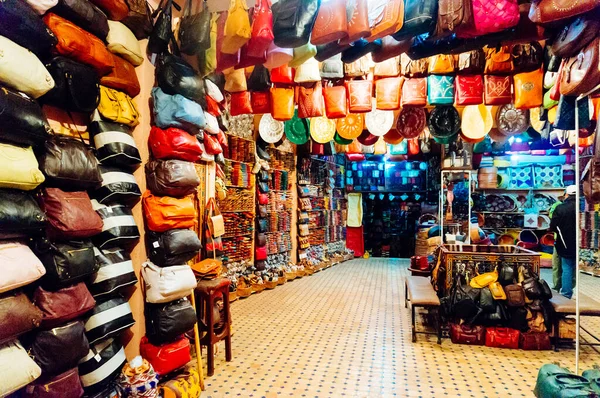 Fez Marokko Februar 2015 Pose Schöner Traditioneller Accessoires Den Wänden — Stockfoto