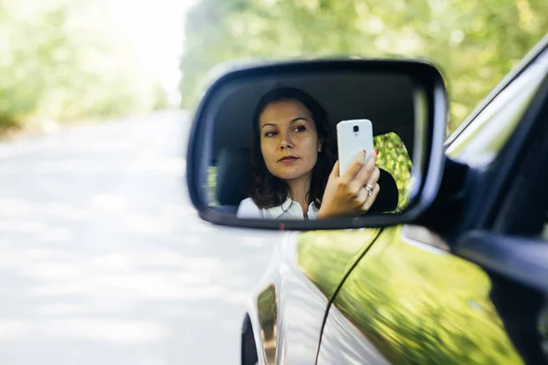 Kvinnan Tar Selfies Medan Hon Sitter Förarsätet Stockbild