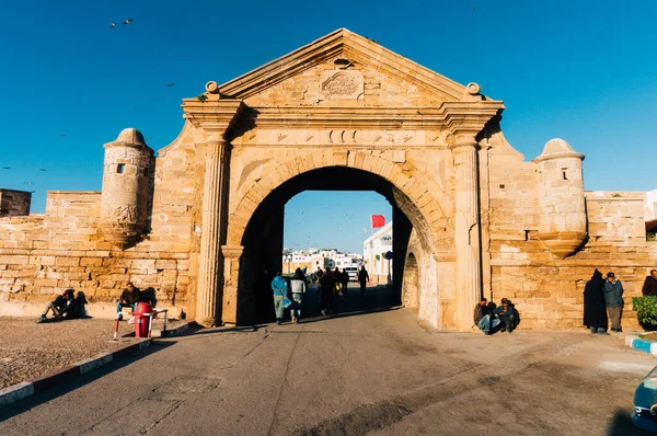Essaouira Marocko Februari 2015 Människor Beundrar Vackra Antika Porten Solig Stockfoto