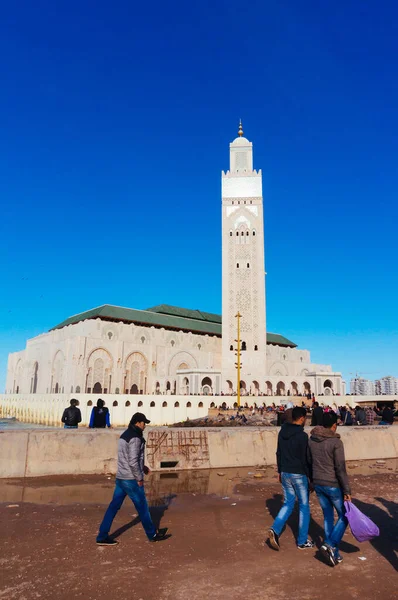 Casablanca Marocko Februari 2015 Människor Går Nära Den Vackra Hassan Stockbild