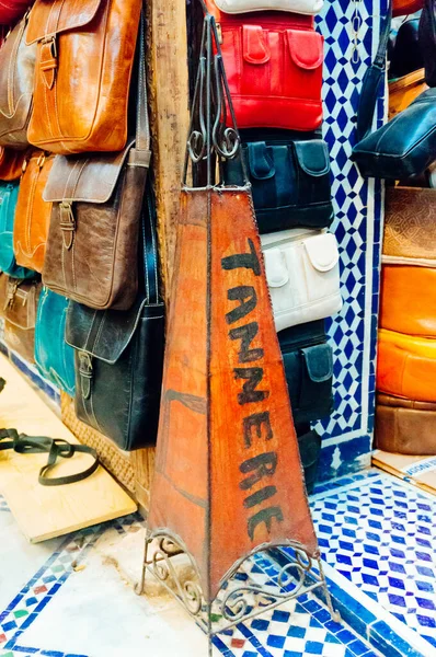 Fez Marocko Februari 2015 Pose Wood Tannerie Sign Exposed Leather Stockbild