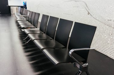 Londra, İngiltere - 2 Kasım 2013: Londra havalimanında boş sandalye poz.