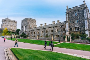 Londra, İngiltere - 7 Kasım 2013: Güneşli bir yaz gününde Windsor 'un bahçesi. Turistler fotoğraf çekiyor.