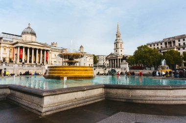 Londra, İngiltere - 8 Kasım 2013: Trafalgar Meydanı, merkez kaynak, Ulusal Galeri ve çok sayıda turist.