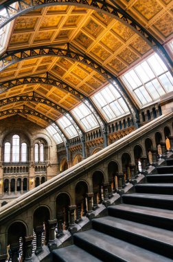 Londra, İngiltere - 9 Kasım 2013: Bir binanın içindeki mermer merdiven bölümünün yakın görüntüsü.