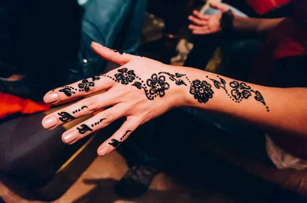 马拉喀什 2015年2月5日 在摩洛哥制造的一只带有漂亮指甲花纹身的高加索手 图库图片