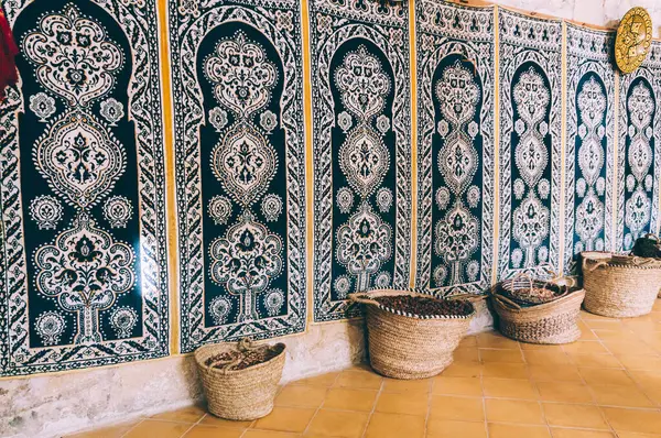 Марракеш Марокко Лютого 2015 Року Закриття Старих Традиційних Марокканських Килимів Ліцензійні Стокові Фото