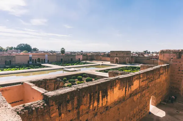 马拉喀什 2015年2月8日 从上面看巴迪宫在摩洛哥的古城墙和历史城墙 免版税图库照片