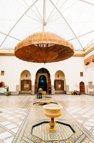 Marrakesch Marokko Februar 2015 Menschen Bewundern Einen Schönen Asiatischen Raum Stockbild