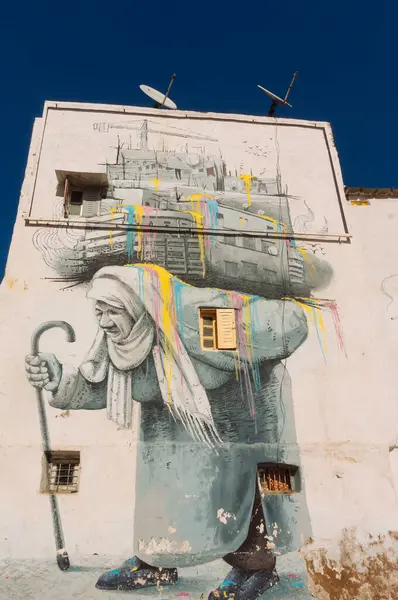 2015年2月9日 摩洛哥首都卡萨布兰卡 一名贫穷妇女在摩洛哥拉巴特的一座建筑上被描绘成一幅卡萨布兰卡涂鸦 图库图片