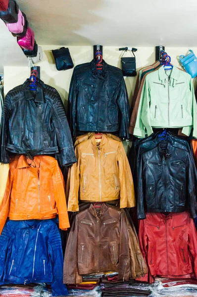 2015年2月10日 许多彩色皮夹克在摩洛哥的一个销售场所展出 图库照片