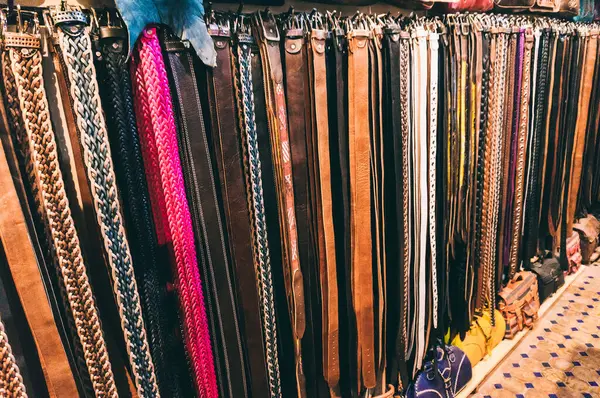 Fez Marocko Februari 2015 Olika Många Läderfärgade Pärlor Exponeras Butik Stockfoto
