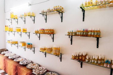 Marakeş, Fas - 6 Şubat 2015: Bir odada sergilenen birçok geleneksel Fas ürünü 