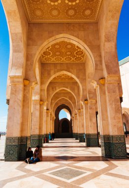  Kazablanka, Fas - 9 Şubat 2015: Kazablanka, Fas 'taki Hasan II Camii' nin güzel mimari ve kemerlerinin pozu.