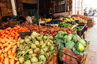 Fez, Fas - 10 Şubat 2015: Fas 'ta bir markette çeşitli sebze ve meyvelerin serpilmesi 