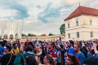 Gündüz vakti büyük bir kalabalığın kayıt yapması ve açık hava konseri vermesi. .