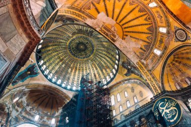  İstanbul, Türkiye 'deki Ayasofya Camii' nin eski ve güzel duvarları ve kubbelerinin fotoğrafı 