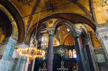 Türkiye 'nin İstanbul kentindeki Ayasofya Camii' nin ortasına boyalı doğu duvarları ve büyük avize serpiştirildi 