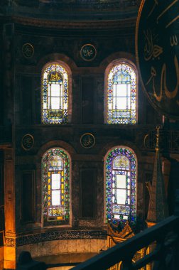 Türkiye 'deki Ayasofya Müzesi' nin güzel lekeli pencerelerinin resmi .