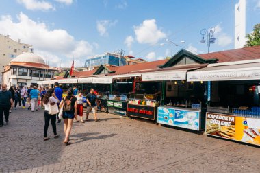 Türkiye 'nin Ortakoy kentindeki geleneksel Türk açık hava pazarlarının yakınında yürüyen insan sayısı .