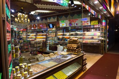  Türkiye 'de çeşitli şekerlemelerle dolu geleneksel bir Türk pazarı.