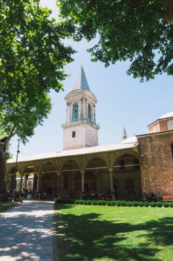 İstanbul, Türkiye - 27 Haziran 2014: Güneşli bir günde Topkapı Sarayı 'nın kulesinin manzarası