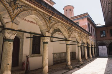 İstanbul, Türkiye - 27 Haziran 2014: Türkiye 'deki Topkapı Sarayı' nda kemer ve kolonlara sahip inşaat sahası.