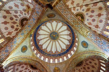 İstanbul, Türkiye - 26 Haziran 2014: Cami Kubbesi, doğulu süsler, Mavi Cami, İstanbul, Türkiye.