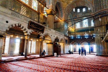 İstanbul, Türkiye - 26 Haziran 2014: İstanbul, Türkiye 'deki İslami Mavi Cami' nin içinde.