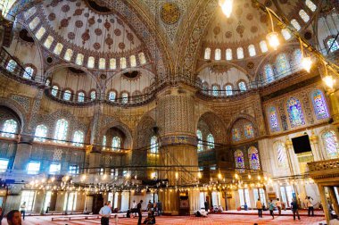 İstanbul, Türkiye - 26 Haziran 2014: Mavi Cami 'nin güneş ışığının odayı sabah güzel aydınlatacağı büyük renkli bir cephesi var.