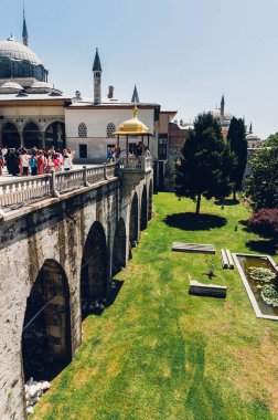 İstanbul, Türkiye - 27 Haziran 2014: Bahçenin ve verandanın fotoğrafı, yazın güneşli bir gününde, Topkapı Sarayı, İstanbul, Türkiye.