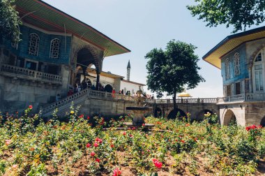 İstanbul, Türkiye - 27 Haziran 2014: Topkapı Sarayı 'nın çiçek bahçesinin güzel bir resmi, İstanbul, Türkiye.