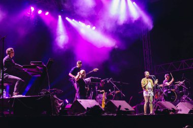 İstanbul, Türkiye - 22 Haziran 2014: Bonobo bandosu sahnede mor ışıklarla sahne alıyor