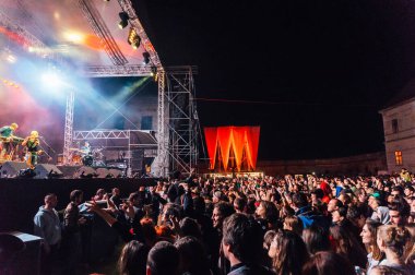 İstanbul, Türkiye - 22 Haziran 2014: Kalabalık bir meydanın kapatılması ve insanların gece Bonobo konserine hayran kalması