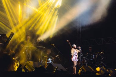 İstanbul, Türkiye - 22 Haziran 2014: Bonobo şarkıcısı kadın bir gece konserinde grupla birlikte sahne aldı