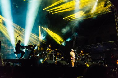 İstanbul, Türkiye - 22 Haziran 2014: Bonobo bandosu gece pek çok efektle konser verdi