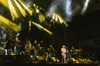 İstanbul, Türkiye - 22 Haziran 2014: Bonobo bandosunun şarkıcısının kapanış pozu