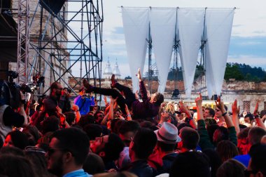 İstanbul, Türkiye -20 Haziran 2014: Bando DubPistol sahnede şarkı söylüyor. Bir üye hayranların elinde..