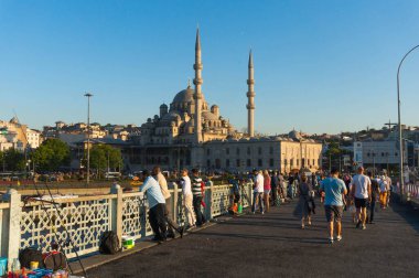 İstanbul, Türkiye - 25 Haziran 2014: Galata Köprüsü 'nden Golden Horn, İstanbul, Türkiye.