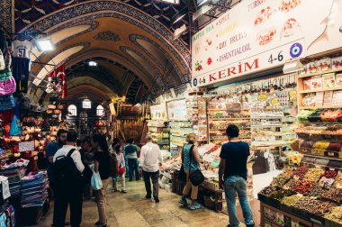 İstanbul, Türkiye - 26 Haziran 2014: Türkiye 'de Kapalı Çarşıda ürünlerle ilgilenen insanların sayısı