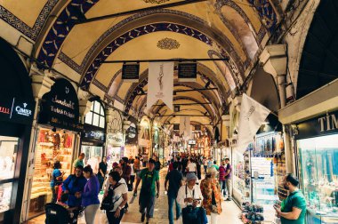 İstanbul, Türkiye - 26 Haziran 2014: İstanbul, Türkiye 'deki Grand Bazaar' da kalabalık ara sokak .