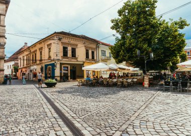 Cluj-Napoca, Romanya - 21 Haziran 2014: Romanya 'nın Cluj-Napoca kentinde güneşli bir günde güzel bir eski kasaba pozu .
