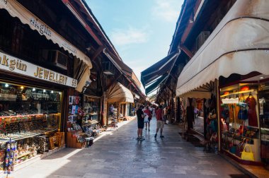 İstanbul, Türkiye - 26 Haziran 2014: İstanbul, Türkiye 'deki Kapalı Çarşı dükkanları arasında ara sokak.
