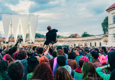 İstanbul, Türkiye - 22 Haziran 2014: Grimus konserinde eğlenen ve eğlenen çok sayıda insan poz verdi