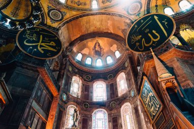 İstanbul, Türkiye - 26 Haziran 2014: Türkiye 'deki Ayasofya Müzesi içindeki boyalı kemer ve pencerelerin resmi
