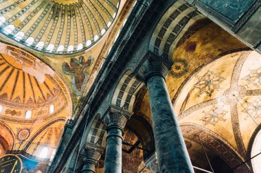 İstanbul, Türkiye - 26 Haziran 2014: Güzel boyanmış ve eski duvarların ve Ayasofya Camii 'nin Türkiye' deki kemeri