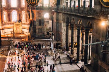 İstanbul, Türkiye - 26 Haziran 2014: Ayasofya Camii 'nin içinden poz vermek ve insanların yürümesi ve hayranlık duyması.